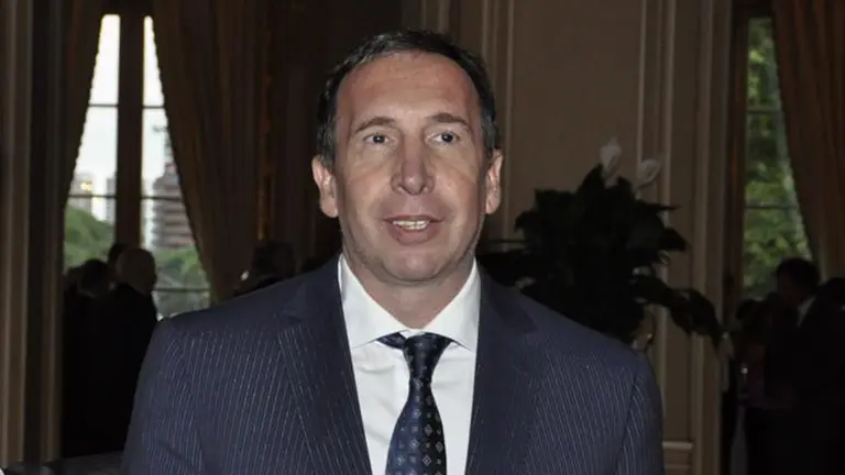 Un "pseudo" empresario K quiere volver a los medios, comprando Radio Contintental