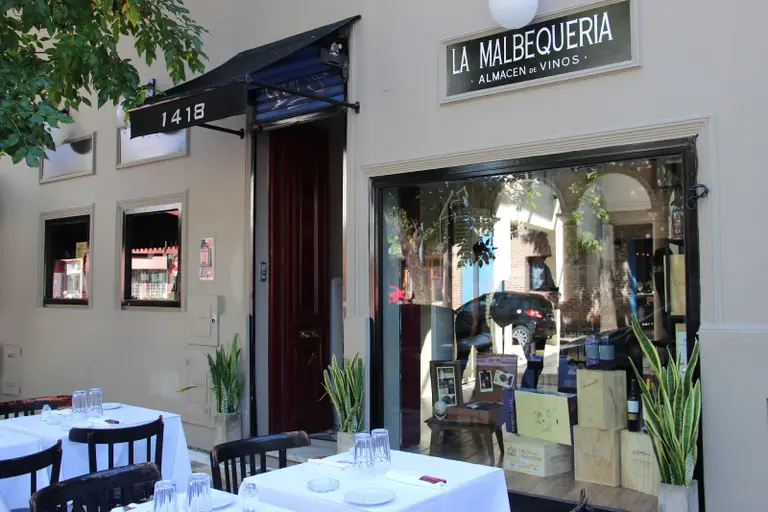 Parrilla, sabor y tradición Argentina, platos gourmet y las mejores etiquetas de vinos.