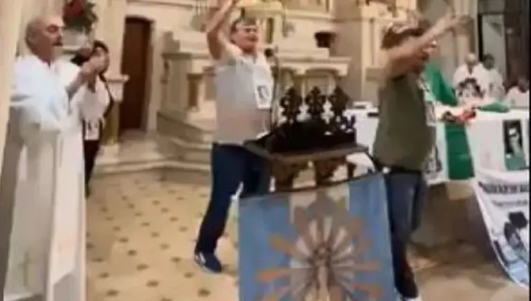 Video | Un obispo pidió "humildes disculpas" por los cánticos contra el Gobierno durante una misa