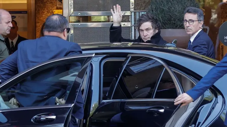 Milei regresa en plena tensión bursátil y ya se habla de un relanzamiento del Gobierno