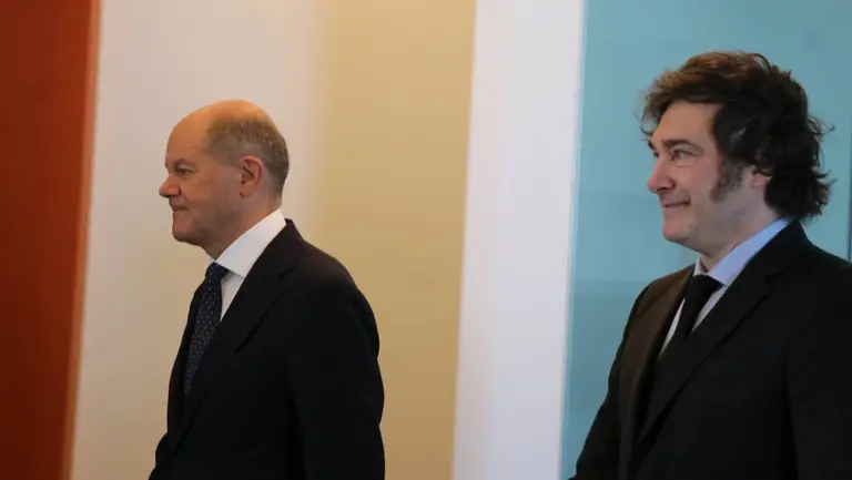 En su primer encuentro con un líder socialista, Milei se reunió con el canciller alemán Olaf Scholz