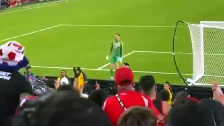 Video | El festejo provocador de Emiliano Martínez ante la tribuna de Chile