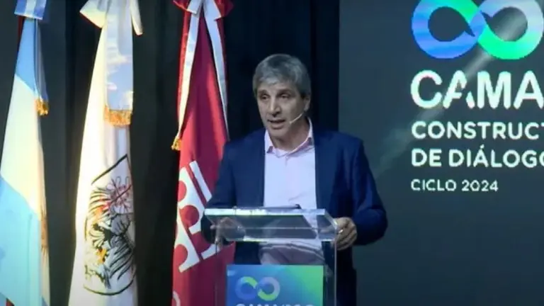 Por qué Caputo minimizó la suba del dólar blue y qué dijo sobre la devaluación del oficial