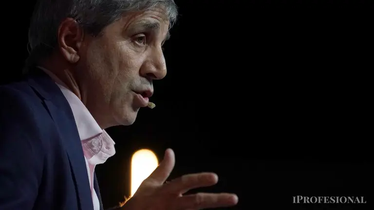 Caputo enojado con economistas: ¿ahora hay que festejar un aumento de la base monetaria?
