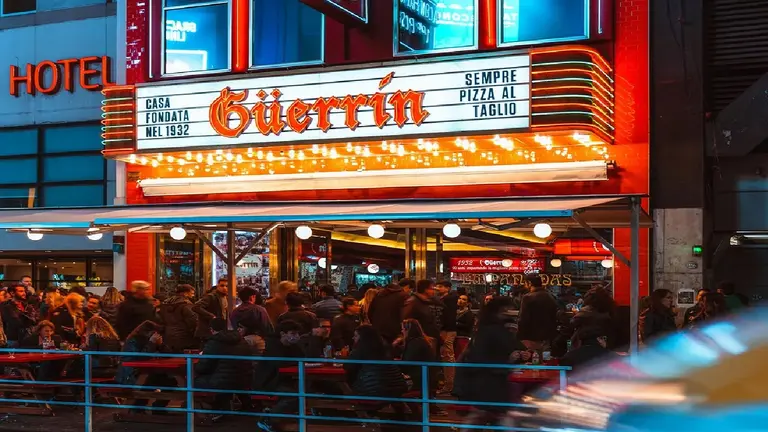 Cuánto sale comer en Güerrín, la pizzería más buscada de Buenos Aires en 2024