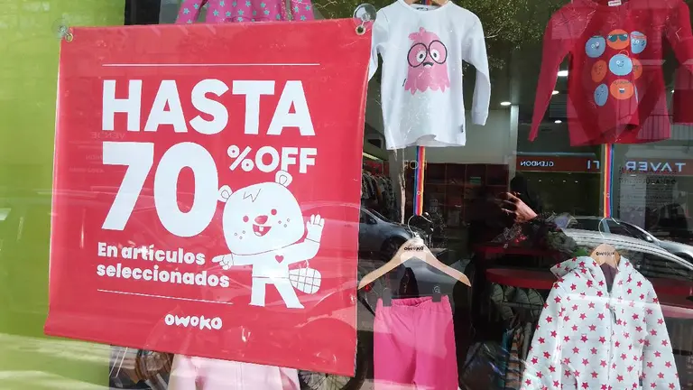 Furor por los outlets: en qué barrio venden ropa infantil con rebajas de hasta el 70%