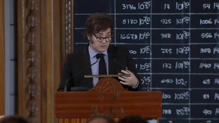 Javier Milei volvió a vincular al Banco Macro con Sergio Massa