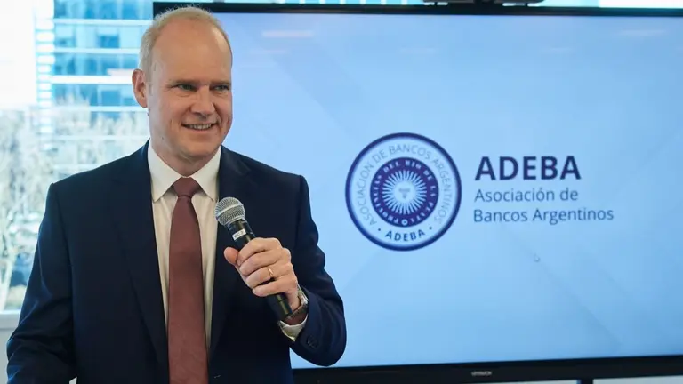 Bancos celebran la apertura del mercado cambiario: "Era una aberración" mantener el cepo