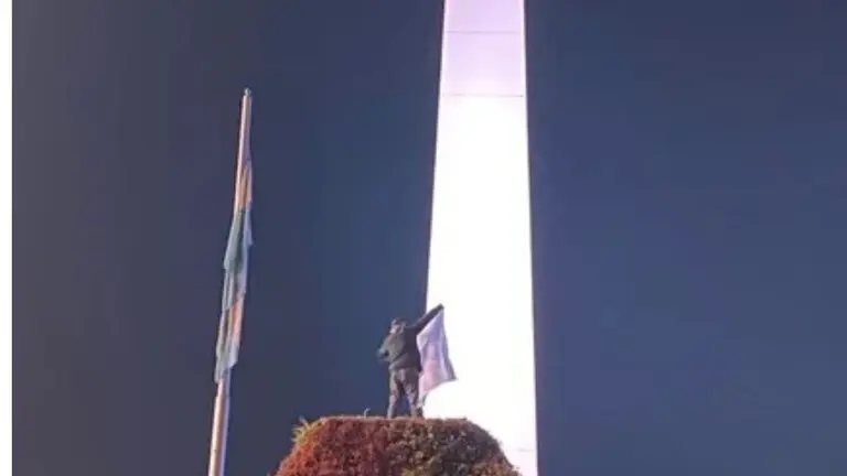 Murió un hincha de la Selección al caer de un cartel en la zona del Obelisco