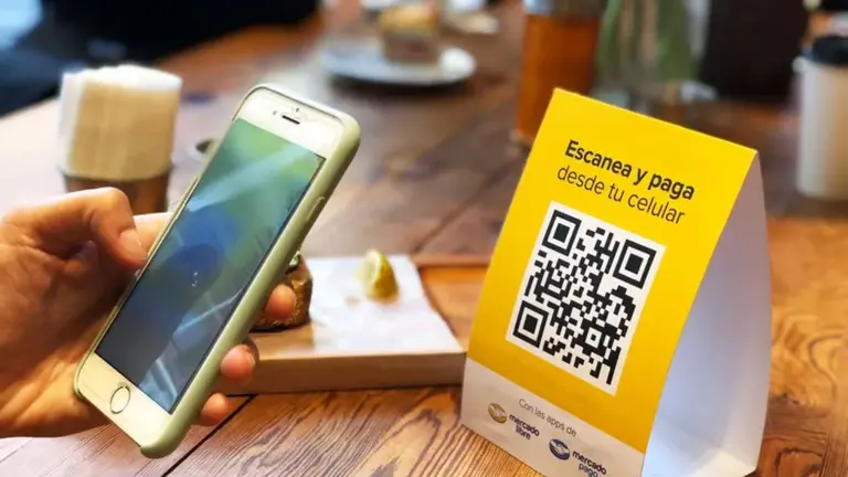 Ya funcionan los pagos QR interoperables con tarjeta de crédito: qué ventajas ofrece