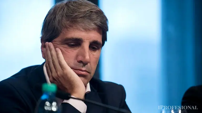 La calificadora Fitch cuestionó el plan Caputo y dijo que "agrava la incertidumbre sobre las reservas"