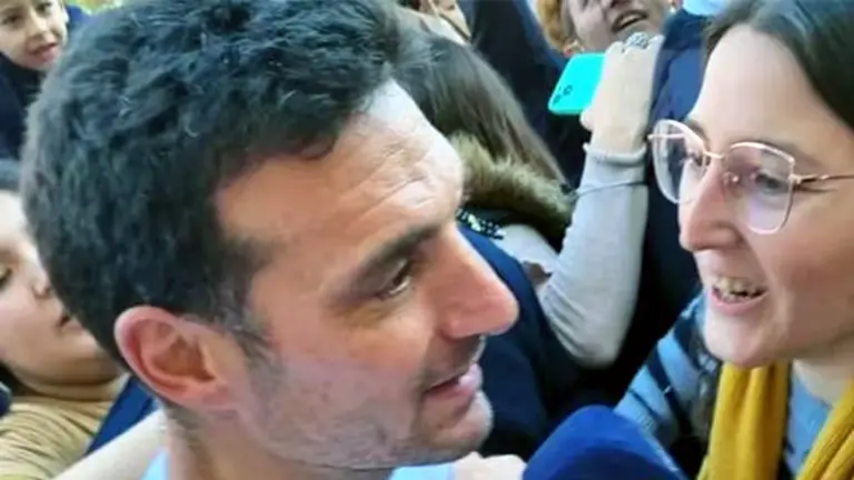 VIDEO | Lionel Scaloni fue a almorzar a un shopping en Rosario y una multitud se le acercó