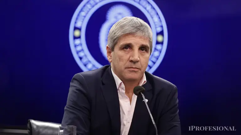 Caputo visitó la Rural y se refirió a las retenciones: qué necesita para bajarlas