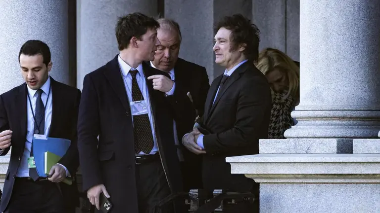 Milei le asignó $100.000 millones de fondos reservados a la SIDE, que controlará Santiago Caputo