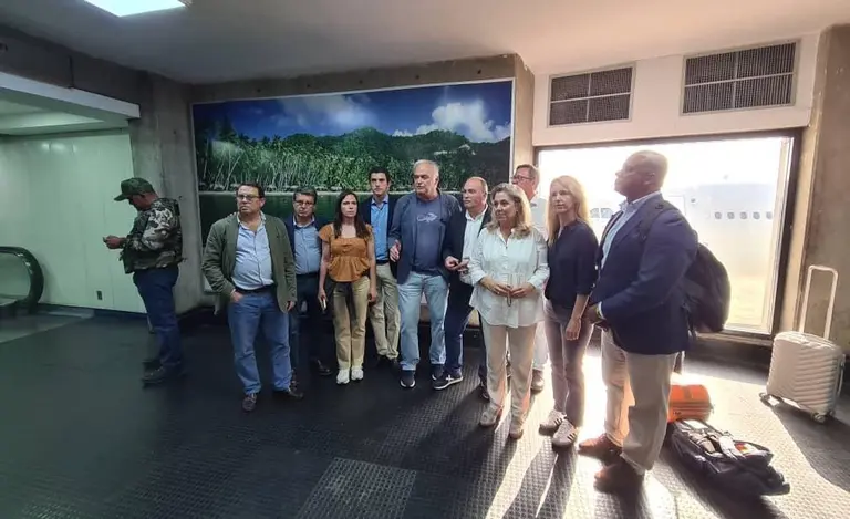 Maduro impidió el despegue de un avión con ex presidentes que viajaban a las elecciones de Venezuela