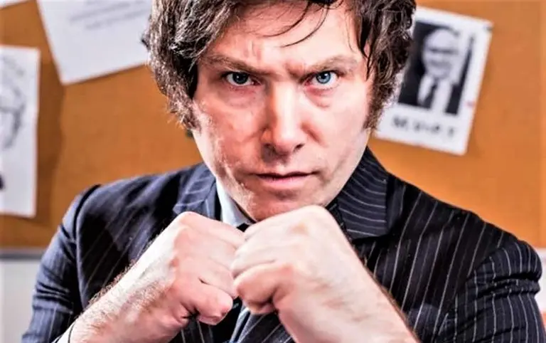 Javier Milei disparó contra los periodistas y hasta compartió una foto falsa de una porno