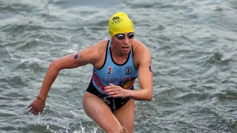 Otro escándalo en París 2024: por la contaminación del río Sena, una triatleta debió ser internada