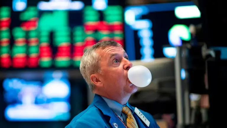 El riesgo país quedó cerca de los 700 puntos, mientras bonos en dólares cerraron con caídas