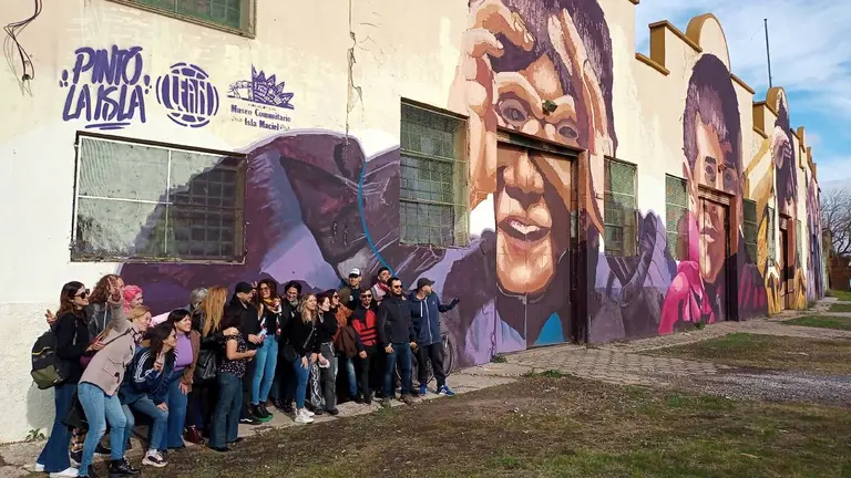 La Isla Maciel cuenta con murales impactantes y es posible hacer un tour para conocerlos
