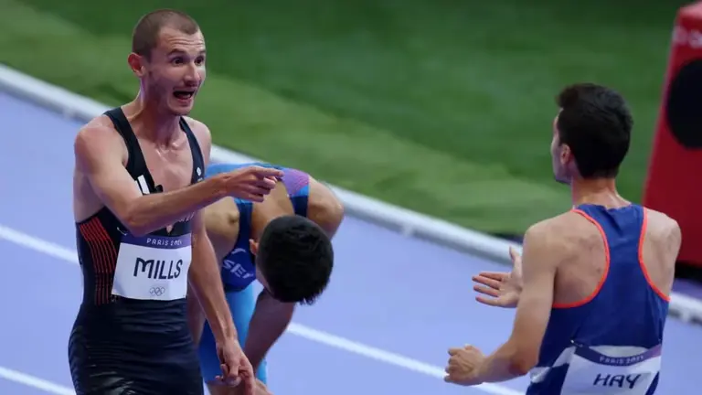 Insólito choque múltiple entre atletas durante la recta final de una carrera