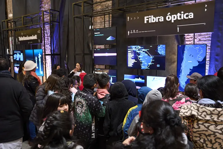 Fundación Telefónica Movistar presenta la muestra "Conectados. Una mirada a la tecnología que nos acerca" en Mendoza