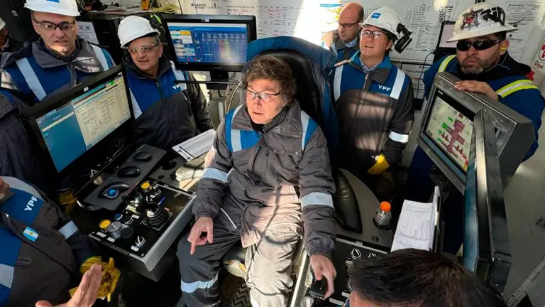 Javier Milei con YPF en Vaca Muerta