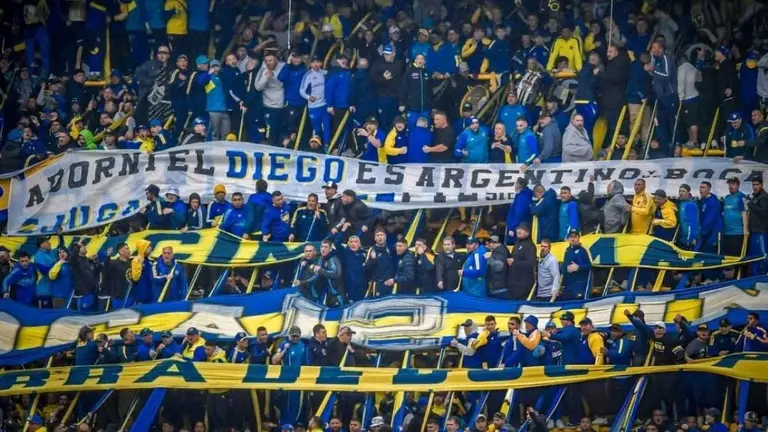 Qué opinó Manuel Adorni sobre la bandera que le puso la barra de Boca por "ningunear" a Diego Maradona