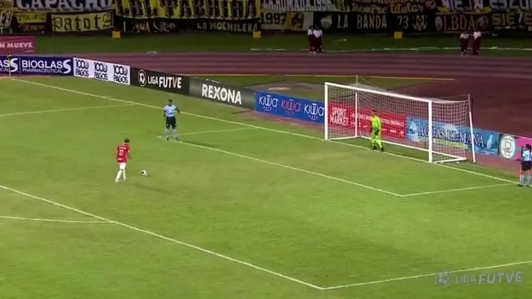 Video | Insólita definición por penales en el clásico de Venezuela: pateaban afuera a propósito