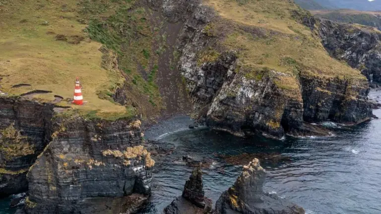Para aventureros: el faro aislado al que solo se llega tras una larga caminata