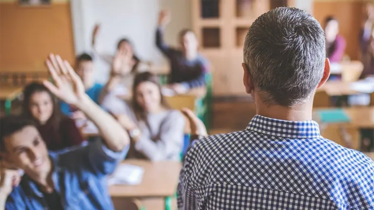 Qué se debe tener en cuenta si el empleado se jubila pero continúa trabajando