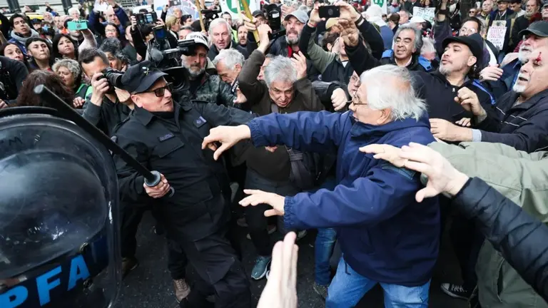 Incidentes con la policía en la marcha de jubilados contra el veto de Javier Milei