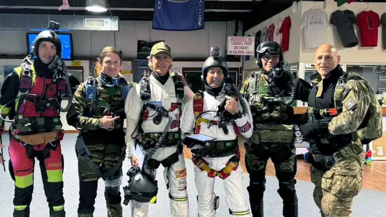 Dos paracaidistas argentinos rompieron un récord mundial con un salto nocturno