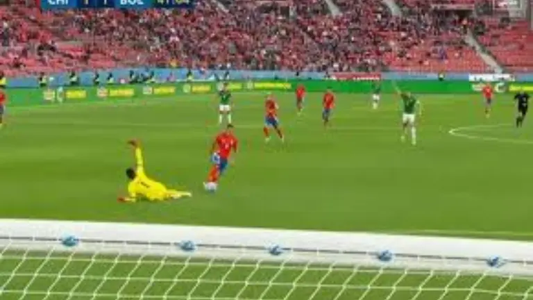 Polémico el gol de Chile sin arquero que causó furia de los jugadores de Bolivia