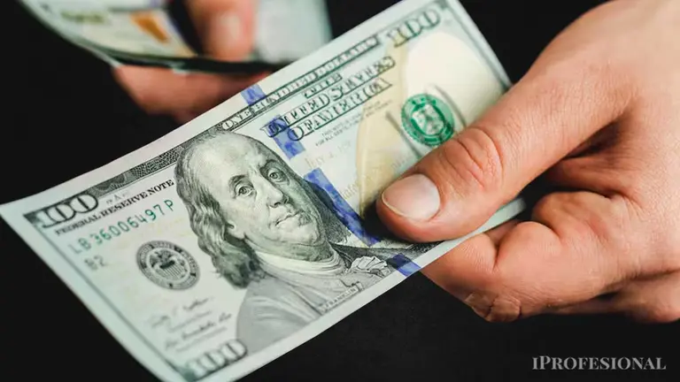 Vuelan los depósitos en dólares: a cuánto están de romper el récord histórico