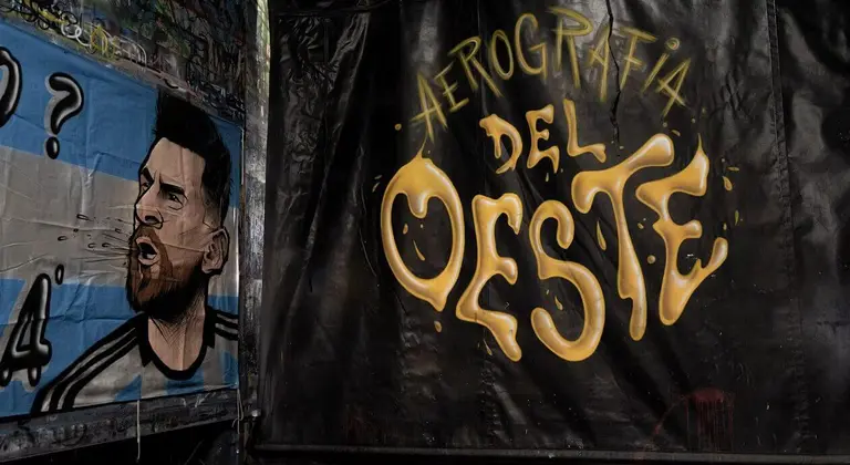 Artistas de La Matanza pintan banderas con aerógrafo y las venden al mundo