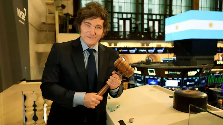 Milei tocó la campanita en Wall Street y habló ante inversores: qué significa y qué otros expresidentes lo hicieron