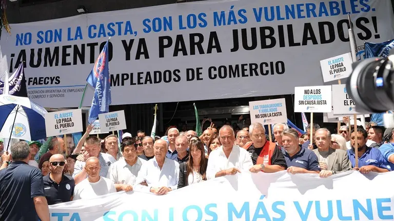 Empleados de Comercio: arrancan negociaciones para compensar la caída del salario