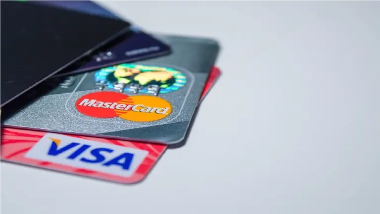 Dólar tarjeta tras la salida del cepo: ¿sigue el recargo para el turismo internacional?