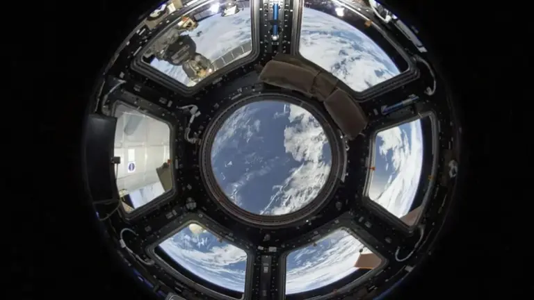 Así viven los astronautas a 400 kilómetros de la Tierra: cómo se bañan, cómo entrenan y qué comen