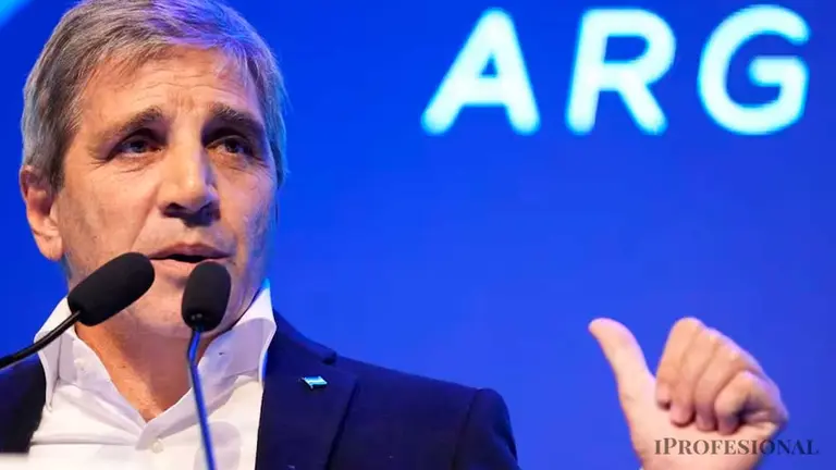 Luis Caputo anunció superávit financiero en octubre