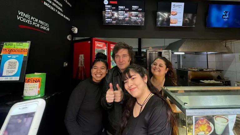 Javier Milei visitó la casa de empanadas donde se refugió el influencer