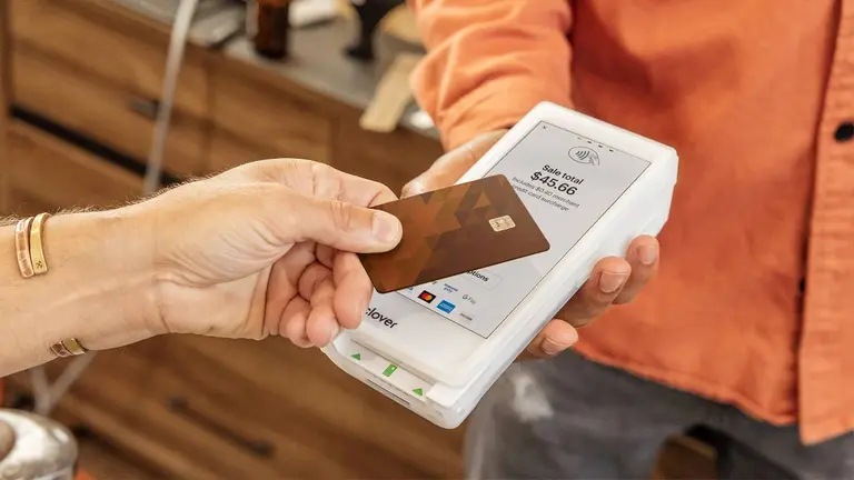 Mazazo para fintech y billeteras: el BCRA les complica el "todo gratis" y quiere que se "vistan" de bancos