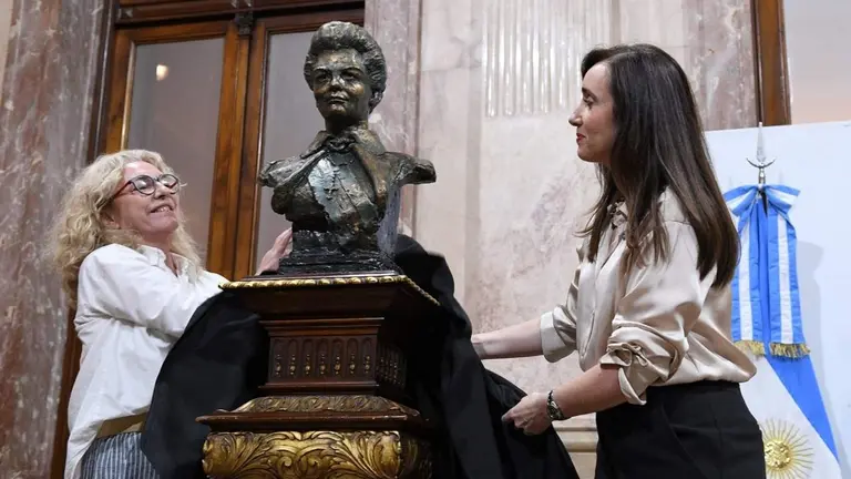 Victoria Villarruel mostró un busto y una foto con Isabel Perón para acercarse al PJ