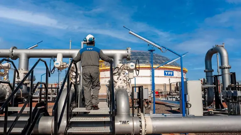 YPF puso en marcha la primera cabecera de despacho de crudo de gran escala en Vaca Muerta