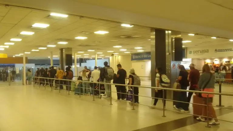 Largas colas en Ezeiza por un paro de trabajadores de la Aduana