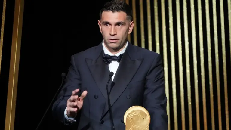 Emiliano Dibu Martínez, elegido el mejor arquero del mundo