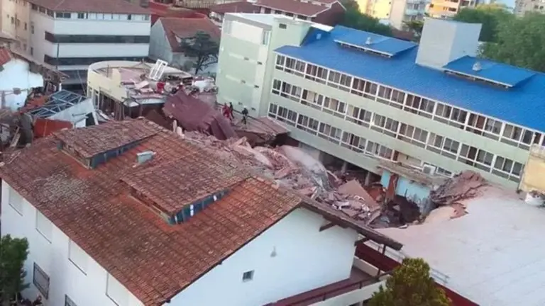 Se derrumbó un edificio en Villa Gesell: ya hay un muerto y siguen varias personas desaparecidas