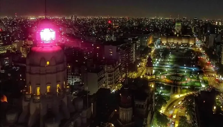 El Palacio Barolo se iluminó de rosa en apoyo a la concientización del cáncer de mama