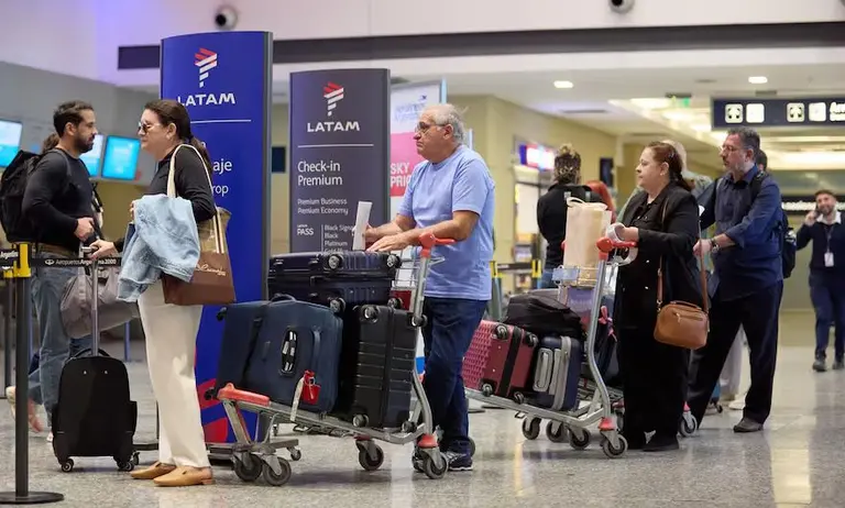 En plena negociación con Aerolíneas Argentinas, otro gremio aéreo anunció paro de 4 días