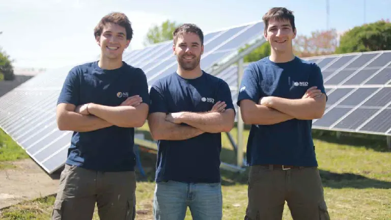 Estos jóvenes ayudan a bajar hasta 50 por ciento la factura de luz de sus clientes